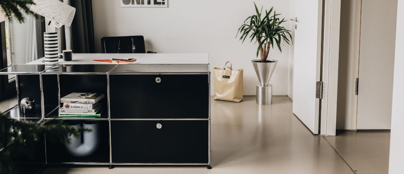 USM Haller Schreibtisch in Graphitschwarz