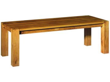 Der Bigfoot (250 x 92 cm) ist ein rechteckiger Massivholz-Esstisch mit dicken Beinen und einer glatten Oberfläche, der von Philipp Mainzers ikonischem Design inspiriert und aus hellem Holz gefertigt ist.