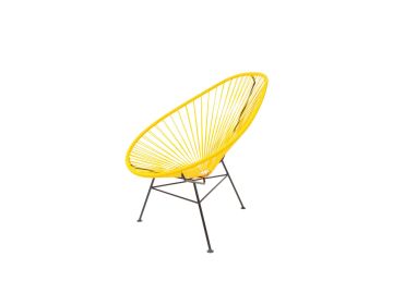 Der Acapulco Chair Classic zeichnet sich durch eine gelbe, runde, geflochtene Sitzfläche und schwarze Metallbeine vor einem weißen Hintergrund aus. Dieser moderne Loungesessel aus der Mitte des Jahrhunderts verleiht jedem Raum einen stilvollen Charme.