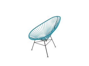 Der Acapulco Chair Classic (petróleo) ist ein moderner blauer Loungesessel mit runder Sitzfläche und schwarzen Metallbeinen auf weißem Hintergrund.