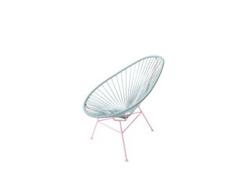 Der Acapulco Chair Classic (memphis) zeichnet sich durch einen rosafarbenen Metallrahmen und einen hellblauen, kreisförmigen Sitz aus, der vor einem weißen Hintergrund steht.