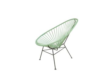 Acapulco Chair Classic (Salvia) mit Metallgestell und geflochtener Sitzfläche, rechts abgewinkelt auf weißem Hintergrund - ein ikonischer Loungesessel der Mid-Century-Moderne, ideal für stilvolle Inneneinrichtungen.