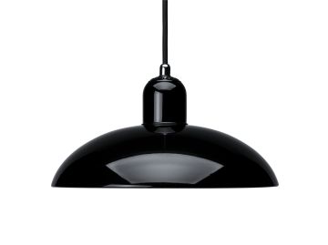 Die schwarze, glänzende, kuppelförmige KAISER idell™ 6631-P Pendelleuchte hängt an einer Kordel vor weißem Hintergrund, inspiriert durch das ORIGINAL KAISER idell Design.