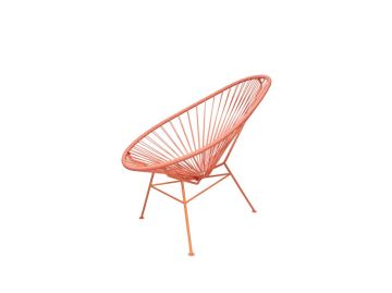 Der Acapulco Chair Classic (flamingo) zeichnet sich durch einen leuchtend orangefarbenen Metallrahmen und eine runde, geflochtene Sitzfläche im Stil des Mid Century Modern aus, die vor einem weißen Hintergrund präsentiert wird.