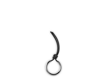 Der Schlüsselanhänger (schwarz) aus Metall besticht durch eine schwarze Kordel, die durch den Ring gezogen und verknotet ist - ein elegantes, zeitloses Design auf weißem Hintergrund.