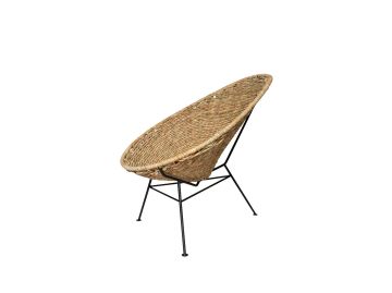 Der Acapulco Chair Palma hat eine runde Sitzfläche aus geflochtenem Rattan und schwarze Metallbeine, die aus natürlichem Geflecht gefertigt sind und vor einem weißen Hintergrund stehen.