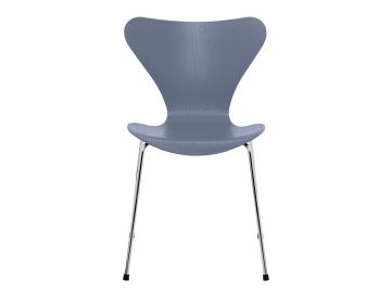 Der Stuhl Jacobsen 3107 Esche lasiert (dusk blue) zeichnet sich durch einen modernen, geschwungenen Holzsitz und verchromte Metallbeine aus, die von Arne Jacobsen inspiriert sind und von vorne gezeigt werden.