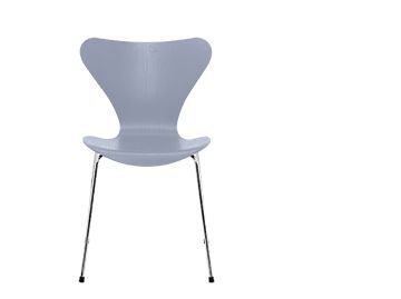 Der Jacobsen 3107 Esche lasiert Stuhl mit hellgrauem Holz und verchromten Beinen, entworfen für Fritz Hansen, wird vor einem schlichten weißen Hintergrund gezeigt.