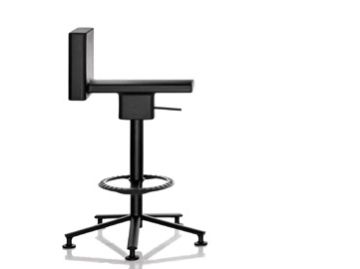 Der 360° Chair ist ein moderner schwarzer Drehstuhl mit Fußstütze und rechteckiger Rückenlehne, von der Seite auf weißem Hintergrund dargestellt. Er lässt sich in der Höhe verstellen und bietet so individuellen Komfort.