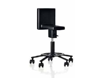 Der 360° Chair (schwarz) hat eine quadratische Rückenlehne und fünf Räder auf einem runden Sockel, der auf weißem Hintergrund abgebildet ist.