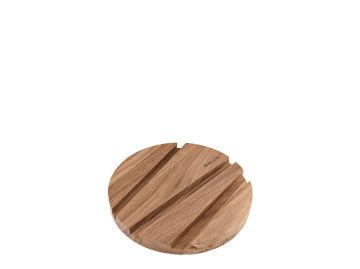 SmartMat (eiche) - ein rundes Holzschneidebrett mit eingravierten Rillen, das elegant als Untersetzer und Smartphone-/Tablet-Halter fungiert, inspiriert von der Eva Solo SmartMat, hier auf weißem Hintergrund.