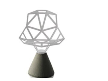 Eine moderne Leuchte mit geometrischem Drahtgitterschirm und konischem Betonsockel, die perfekt zum Chair One Zementsockel von MAGIS passt, auf weißem Hintergrund. Ideal für stilvolle Innenräume oder den Einsatz im Freien.
