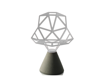 Der Chair One Zementsockel (weiß) ist ein moderner MAGIS Stuhl mit geometrischer weißer Rückenlehne und grauem, konischem Fuß, der sich perfekt für den Außenbereich eignet.