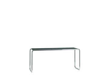 Der Couchtisch B 20 A (schwarz) zeichnet sich durch eine schlichte schwarze Platte und geschwungene, verchromte Stahlrohrbeine aus, die sein elegantes, minimalistisches Design vor einem weißen Hintergrund unterstreichen.