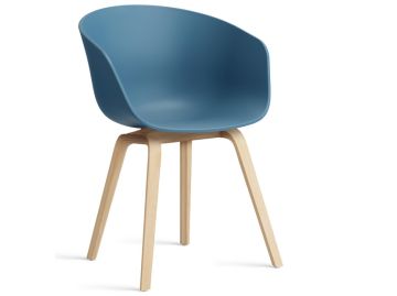 Moderner azurblauer About A Chair AAC22 inkl. Filzgleiter. Filzgleiter mit einem gebogenen Kunststoffsitz und leichten Holzbeinen, auf einem weißen Hintergrund gezeigt und inspiriert von der ikonischen Designer Armlehnenstuhl.
