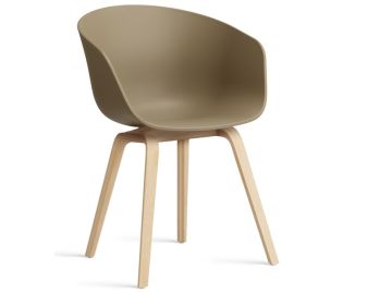 Der About A Chair AAC22 inkl.. Filzgleiter (Ton) hat einen braunen Kunststoffsitz und helle Holzbeine, die vor einem weißen Hintergrund stehen.