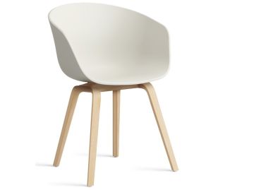 Der About A Chair AAC22 inkl.. Filzgleiter (melange creme) hat einen glatten weißen Kunststoffsitz und helle Holzbeine, die vor einem weißen Hintergrund gezeigt werden.