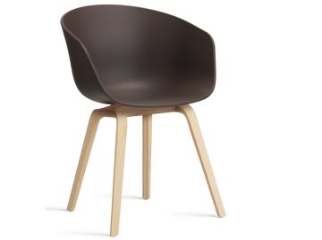 Der About A Chair AAC22 inkl.. Filzgleiter (raisin) hat eine geschwungene braune Sitzfläche und helle Holzbeine, entworfen von Hee Welling, und ist vor einem weißen Hintergrund abgebildet.