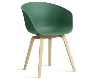 Tealgrüner About A Chair AAC22 inkl. Filzgleiter. Filzgleiter mit geschwungener Rückenlehne und hellen, abgewinkelten Holzbeinen, inspiriert vom ikonischen HAY Möbel AAC22 Stuhl, vor einem weißen Hintergrund.