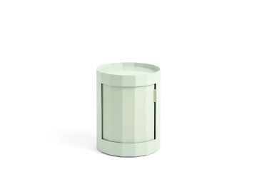 Facet Cabinet low (soft mint): zylindrische HAY-Aufbewahrungslösung mit facettierter Oberfläche und Schiebetür, ideal als stilvoller Aufbewahrungsbehälter oder mobile Einheit, abgebildet auf weißem Hintergrund.