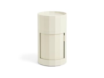 Ein hoher, zylindrischer Facettenschrank (Eierschale) mit cremefarbener Oberfläche und einer vertikalen Schiebetür an der Seite.