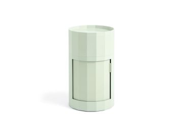 Ein softmintfarbener, zylindrischer, moderner Facettenschrank hoch mit einer kleinen Tür und facettiertem geometrischen Design - perfekt als stilvolles Aufbewahrungsmöbel für jeden Raum.