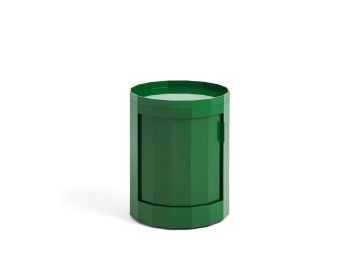 Der Facet Cabinet low (spinatgrün) ist ein grüner, zylindrischer Schrank mit einer flachen Oberseite und einem kleinen vertikalen Griff an einer Seite, der eine stilvolle und praktische Aufbewahrungslösung bietet.