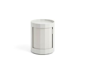 Grauer, zylindrischer Beistelltisch Facet Cabinet mit versteckter vertikaler Naht und facettiertem Design vor einem schlichten weißen Hintergrund.