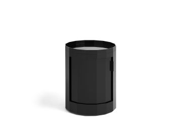 Der Facet Cabinet low (anthrazit) ist ein schwarzer, zylindrischer, moderner Beistelltisch mit einem facettierten Design, der sich vor einem weißen Hintergrund präsentiert.