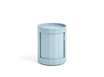 Der Facet Cabinet low (misty blue) hat ein rundes, facettiertes Design mit einer kleinen Tür und eignet sich perfekt als moderne HAY Aufbewahrungslösung für Ihren Raum.