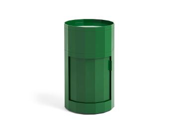 Der Facet Cabinet high in Spinatgrün, ein zylindrischer Schrank, der vom schlichten, modernen Design von HAY inspiriert ist, hebt sich von einem weißen Hintergrund ab.