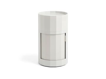 Ein nebelgrauer, zylindrischer, moderner Facettenschrank hoch mit einer kleinen Tür und facettiertem geometrischen Design - perfekt als stilvolles Aufbewahrungsmöbel für jeden Raum.