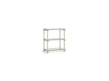 Dreistufiges Regal aus Glas und Metall mit minimalistischem, modernem Look - ideal als Raumteiler oder in Kombination mit der Woody Regal Säule niedrig (Glas) (Buche rauchgrau) für moderne Räume. Abgebildet auf einem strahlend weißen Hintergrund.