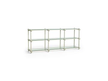Der Woody Regal Low (Glas) (Buche rauchgrau), mit drei Reihen und drei Spalten von Glasböden, ist ein idealer moderner Raumteiler vor einem weißen Hintergrund.