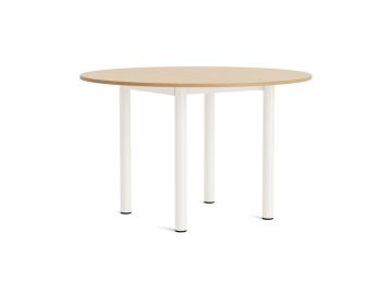 Annex-Table-Round Ø120 cm (cremeweißes Pulver) hat eine runde Holzplatte und cremeweiße Metallbeine und bietet ein schlichtes, modernes Design, das sich perfekt für zeitgenössische Räume eignet.