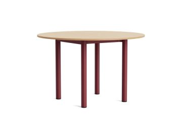 Annex-Tisch-Rund Ø120 cm: Ein stilvoller Tisch mit einer Platte aus Eiche und Beinen in Scheunenrot, die vor einem schlichten weißen Hintergrund stehen.