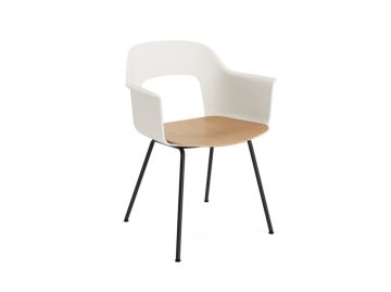 Der Layout Armchair 212 hat schwarze Metallbeine, einen Sitz aus Holz und eine weiße Rückenlehne und Armlehnen aus recyceltem Kunststoff für einen nachhaltigen Stil.