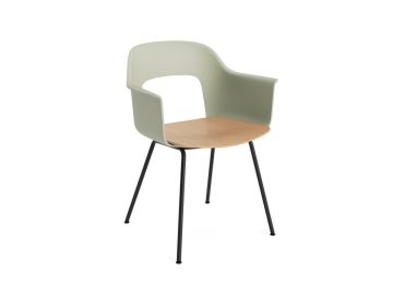 Der Layout Armchair 212 (pastellgrün/Eiche) besticht durch sein modernes Design mit einer pastellgrünen Kunststoffrückenlehne, einer Sitzfläche aus Eiche und schwarzen Metallbeinen - ideal, um jedem Raum einen modernen Stil zu verleihen.