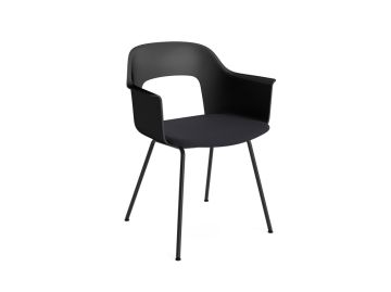 Der Layout Armchair 213 (schwarz/Steelcut Trio 195) besteht aus recyceltem Polypropylen, einer geschwungenen Rückenlehne, Sitzpolsterung und vier schlanken Beinen, hier in modernem Schwarz auf weißem Grund.