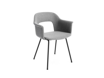 Der Layout Armchair 214 (Hallingdal 130/grau) zeichnet sich durch eine moderne graue Schale aus recyceltem Polypropylen, gepolsterte Armlehnen und schwarze Metallbeine aus, die sich vor einem weißen Hintergrund präsentieren.