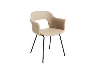 Der Layout Armchair 214 (Hallingdal 220/beige) ist ein beiger Stoffsessel mit schwarzen Metallbeinen und offener Rückenlehne, isoliert auf weißem Hintergrund dargestellt.