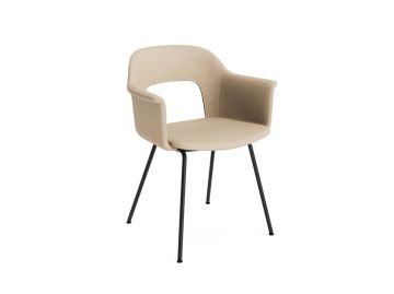 Der Layout Armchair 214 (Metaphor 035/beige) ist ein moderner Armlehnenstuhl mit recycelter Polypropylenschale, gepolstertem Sitz sowie schwarzen Metallbeinen und -armlehnen, freigestellt vor weißem Hintergrund.