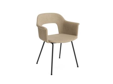 Der Layout Armchair 214 (Turf sand) ist ein moderner beiger Sessel mit gepolsterter Schale aus recyceltem Polypropylen, schwarzen Metallbeinen und Armlehnen, inspiriert vom HAY Layout Stuhl, der isoliert auf weißem Hintergrund abgebildet ist.