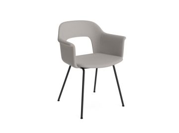 Der Layout Armchair 214 (Autumn 0101/beige) ist ein moderner, grau gepolsterter Sessel mit schwarzen Metallbeinen und einer Schale aus recyceltem Polypropylen, inspiriert von HAYs Design für Nachhaltigkeit.