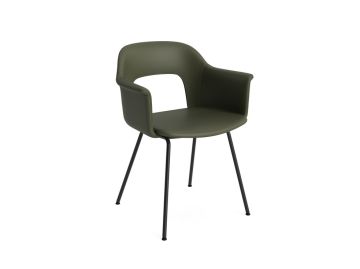 Der Layout Armchair 214 (Grano Carper grün) zeichnet sich durch ein modernes Design mit Armlehnen, einer offenen Rückenlehne, schwarzen Metallbeinen und einer Schale aus recyceltem Polypropylen aus. Er ist vom HAY-Stuhl inspiriert und wird vor einem weiße