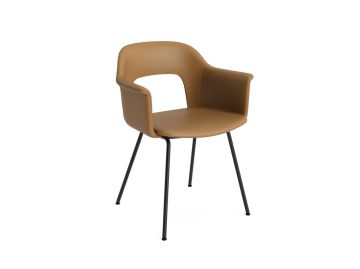 Layout Armchair 214 (Grano cognac), ein braun gepolsterter Sessel mit geschwungener Rückenlehne und schwarzen Metallbeinen, inspiriert von HAY Stuhl, wird vor einem weißen Hintergrund gezeigt.