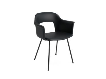 Der Layout Armchair 214 (Grano schwarz) zeichnet sich durch ein modernes Design mit gepolsterten Armlehnen, einer geschwungenen Rückenlehne, vier schlanken Metallbeinen und einer Schale aus recyceltem Polypropylen aus - eine Mischung aus Stil und Nachhalt