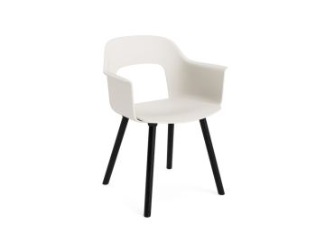Der Layout Armchair 221 Eiche schwarz, ein weißer, moderner Stuhl mit Armlehnen und Beinen aus schwarzer Eiche, wird vor einem schlichten weißen Hintergrund gezeigt.