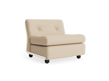 Hay Amanta-1 Sitzer-Sofa in Beige, ohne Armlehnen, mit getufteter Rückenlehne und abgerundeten schwarzen Beinen, inspiriert vom Mid-Century Design, abgebildet auf weißem Hintergrund.