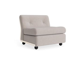 Der Amanta 1-Sitzer (creme-beige / Overlap 05) ist ein armloser Stuhl mit getufteter Rückenlehne und schwarzen Beinen auf Rädern, der Einflüsse des Mid-Century-Designs vor einem weißen Hintergrund zeigt.